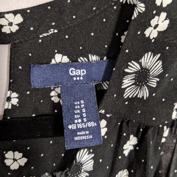 Gap Sleeveless Black with White Flower Size S - Picture 2 of 3